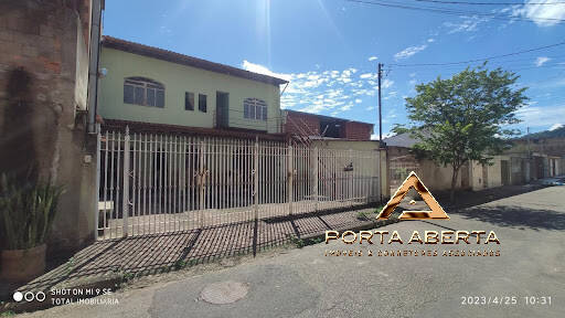 Casa à venda com 4 quartos, 159m² - Foto 1