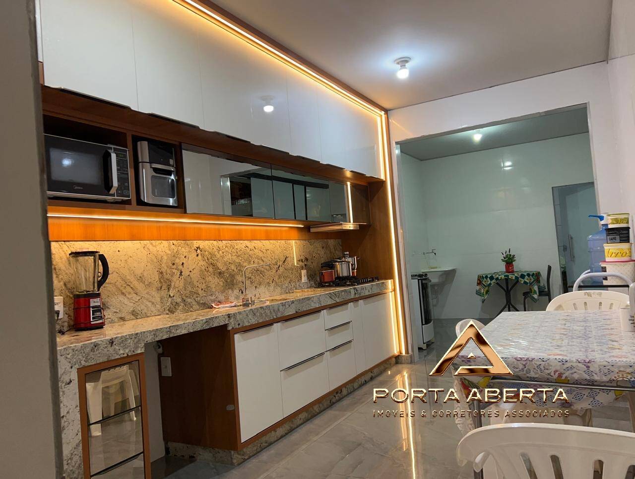 Casa à venda com 4 quartos, 140m² - Foto 2