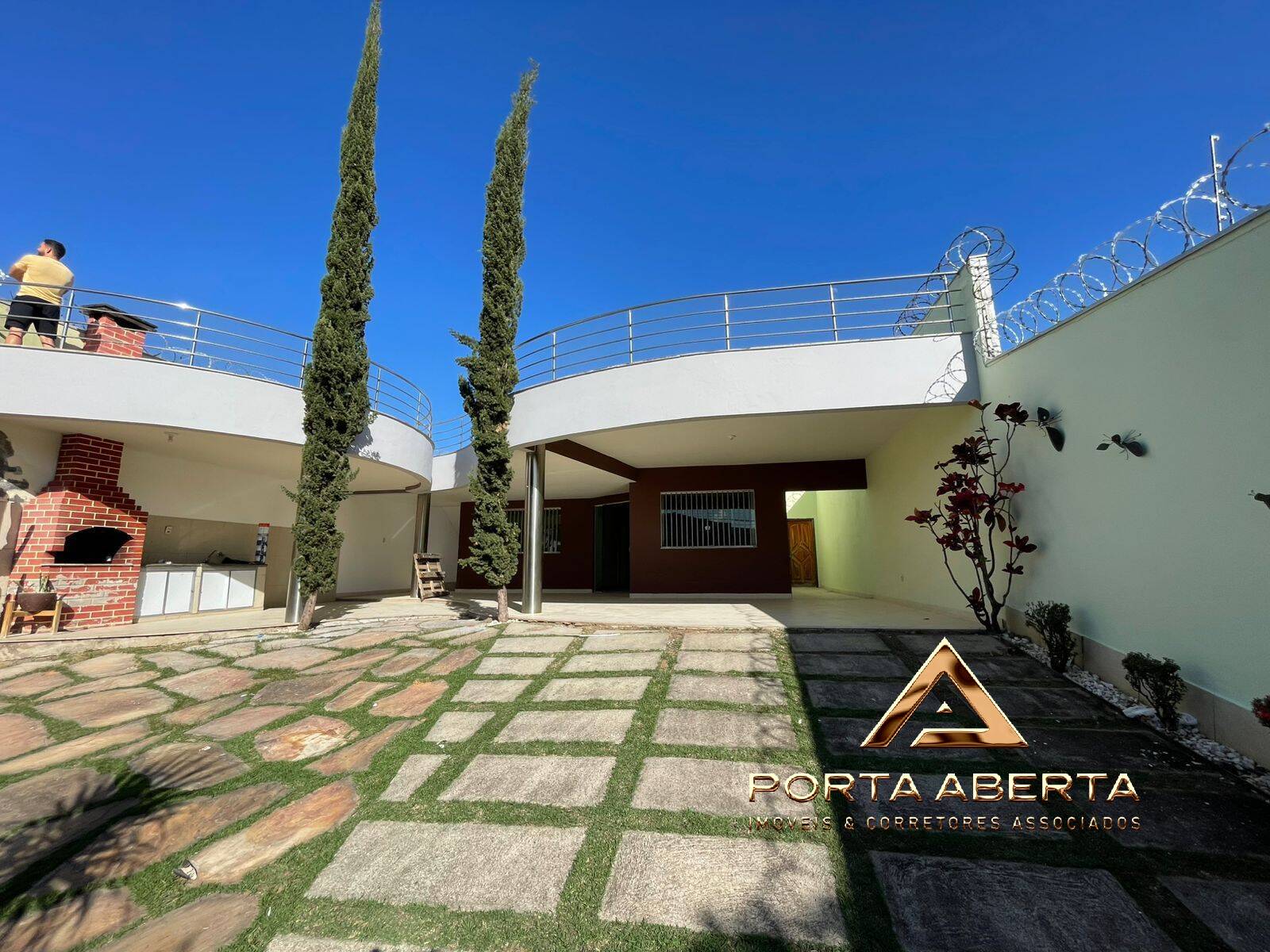 Casa à venda com 3 quartos, 200m² - Foto 1