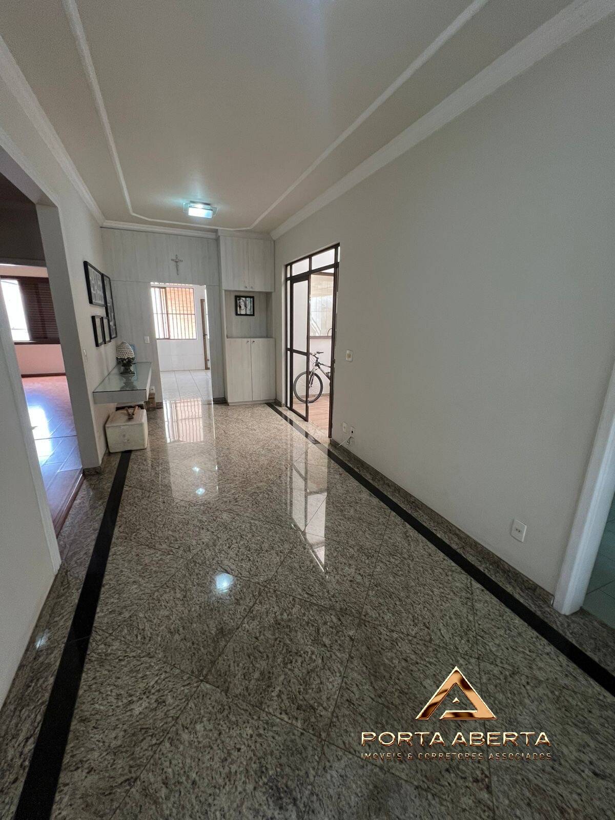 Casa à venda com 3 quartos, 300m² - Foto 3