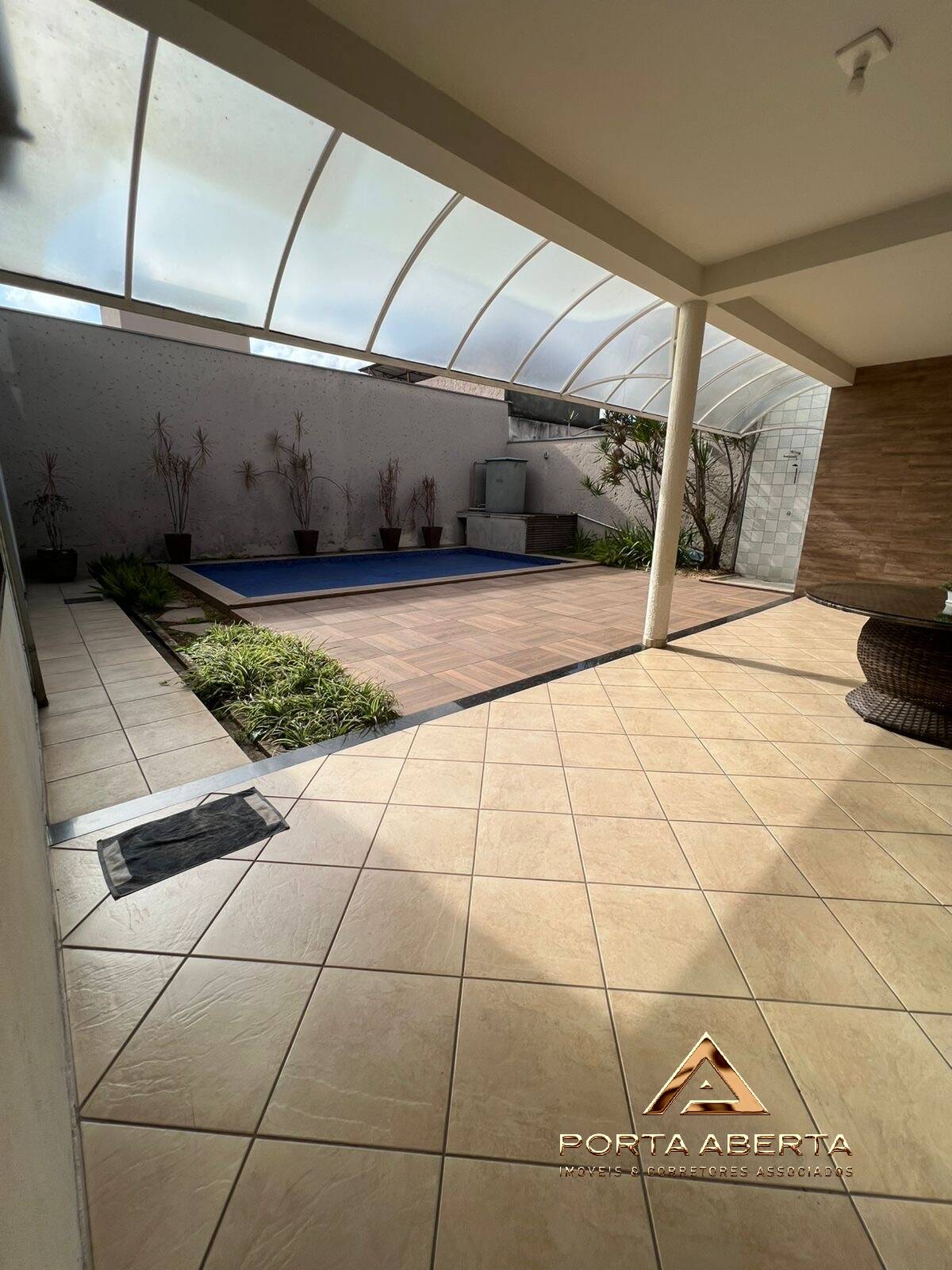 Casa à venda com 3 quartos, 300m² - Foto 1