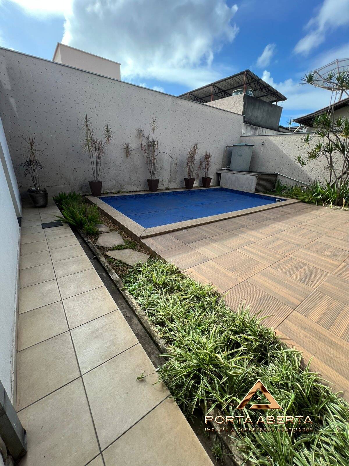 Casa à venda com 3 quartos, 300m² - Foto 2